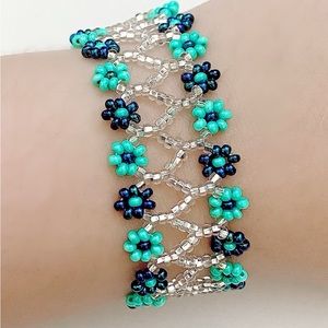 Blue flowery bracelet